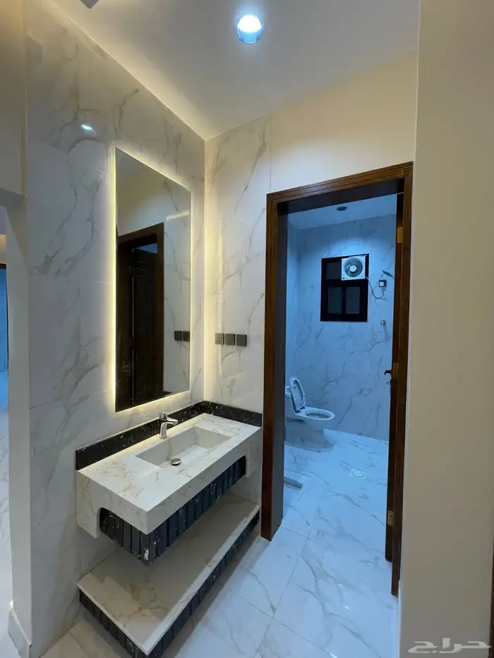 للبيع شقه دور أرضي مع حوش وسيع وبايكه خميس مشيط 12