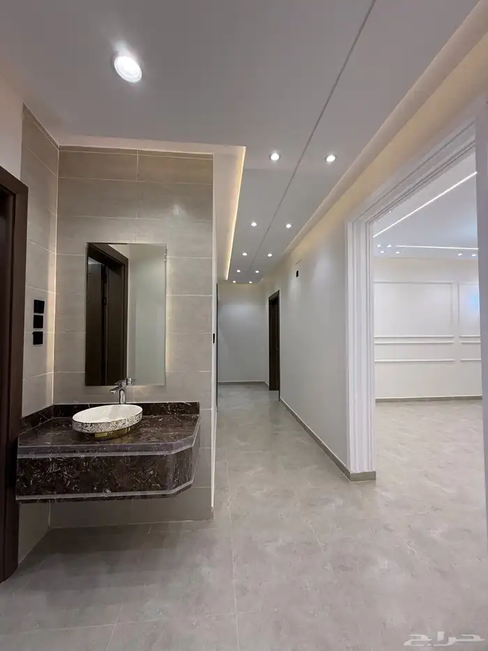 للبيع دور ثاني 6 غرف وسطح بسعر 500الف خلف العثيم بالمحالة 21