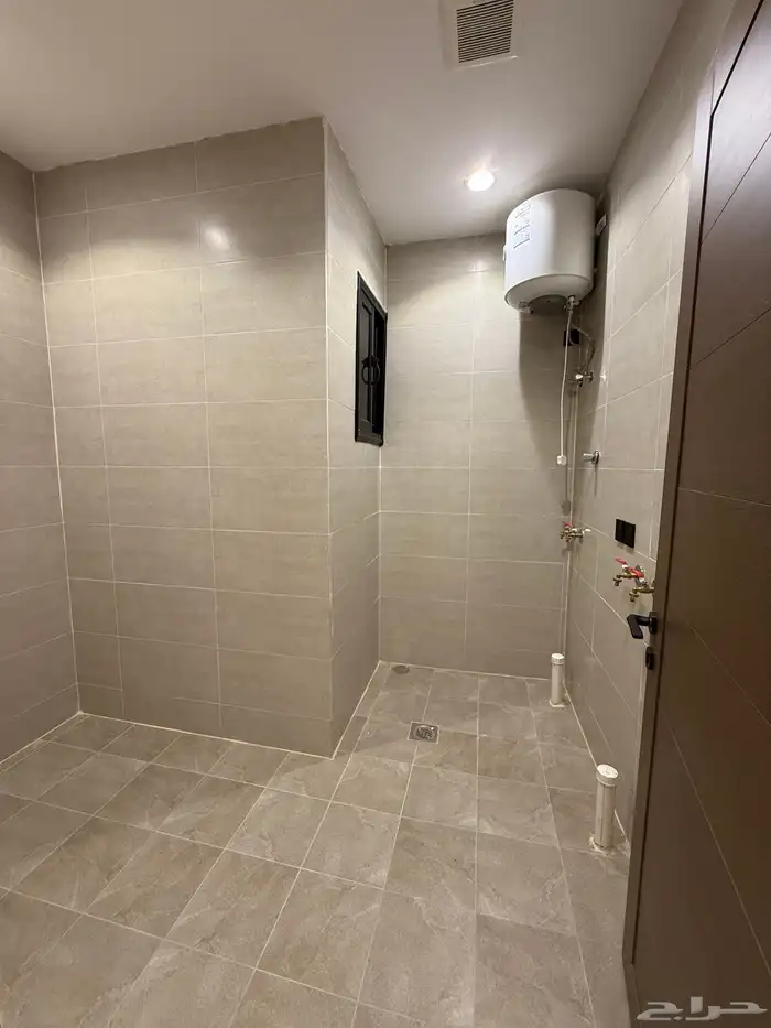 للبيع دور ثاني 6 غرف وسطح بسعر 500الف خلف العثيم بالمحالة 13