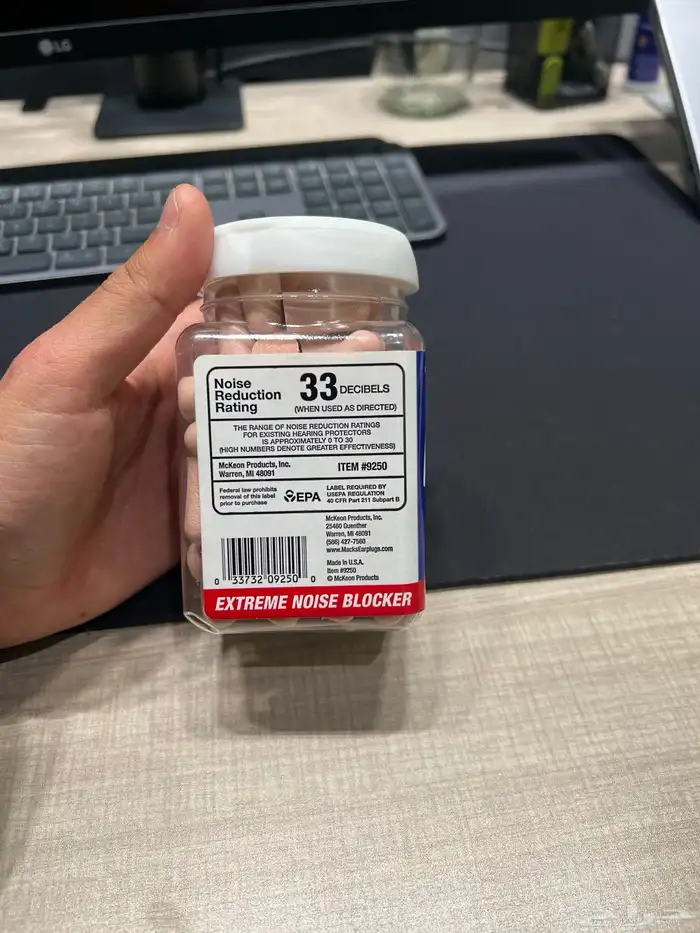 سدادات أذن لعزل الصوت  على السوم 1