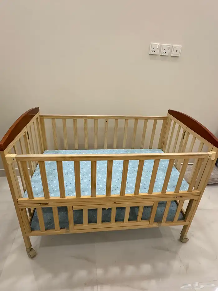 سرير اطفال و كرسي اطعام اطفال 0