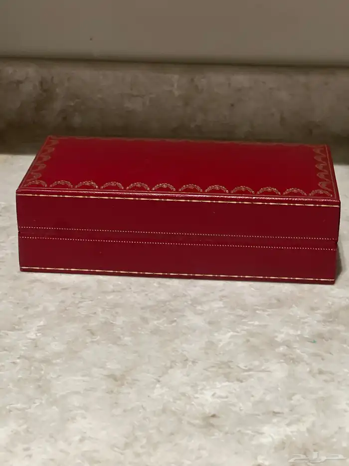علبة نظارة كارتيه اصلي بحالة ممتازه مع الكيس كارتير سانتوس 2