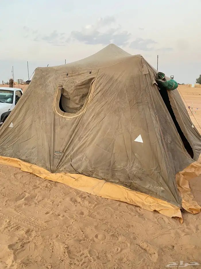 خيمه البيرق 5 في 5 نضيفه ضد الماء به شق بسيط والى يضر 0