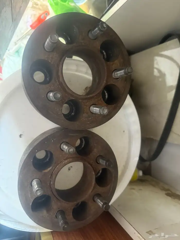 يوجد كفارات مع الجنوط مقاس 20 تاهو وتباريز تركب علي الفورد 2