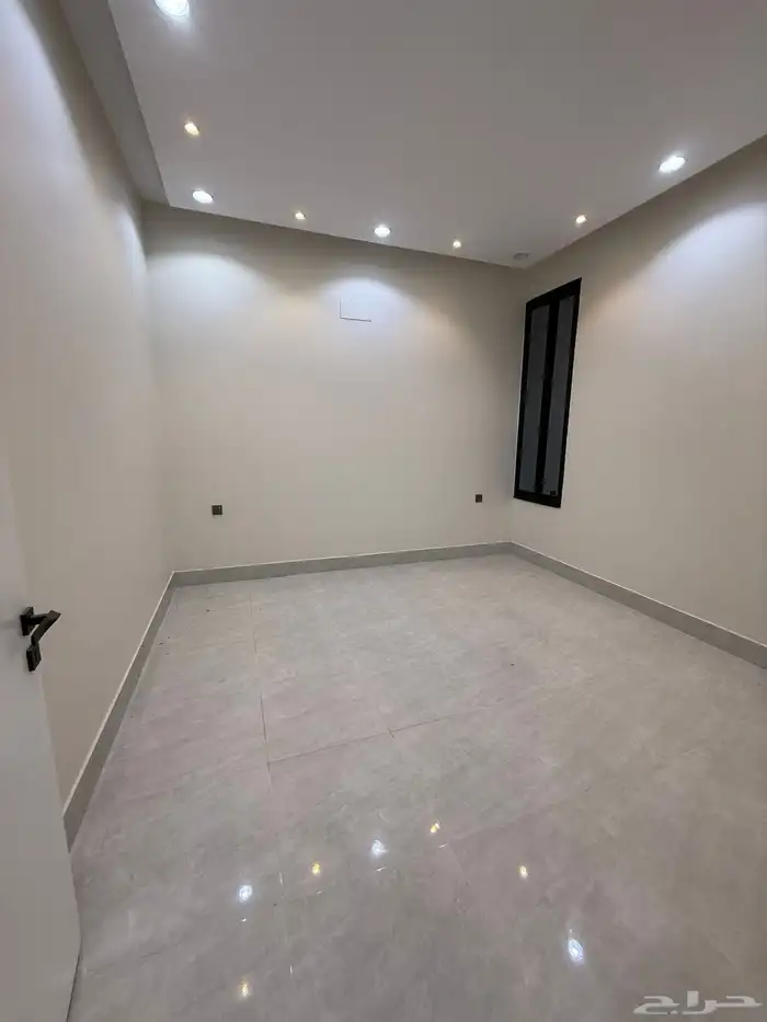 للبيع دور ارضي علي شارعين وشقق علويه المحاله ابها 21