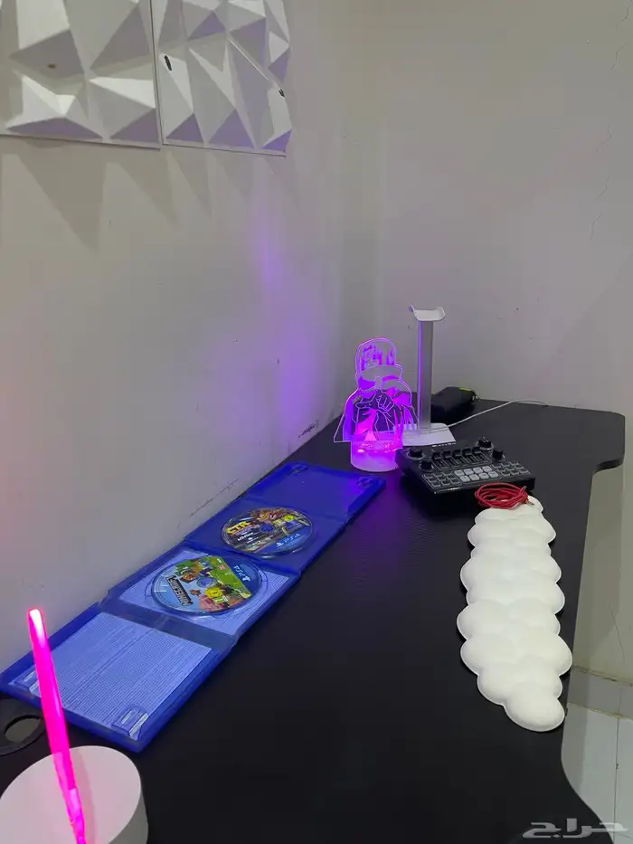 طاوله جديده ومعها ثنتين انا ره وحده تحكم عن ريموت وحده تحك 0