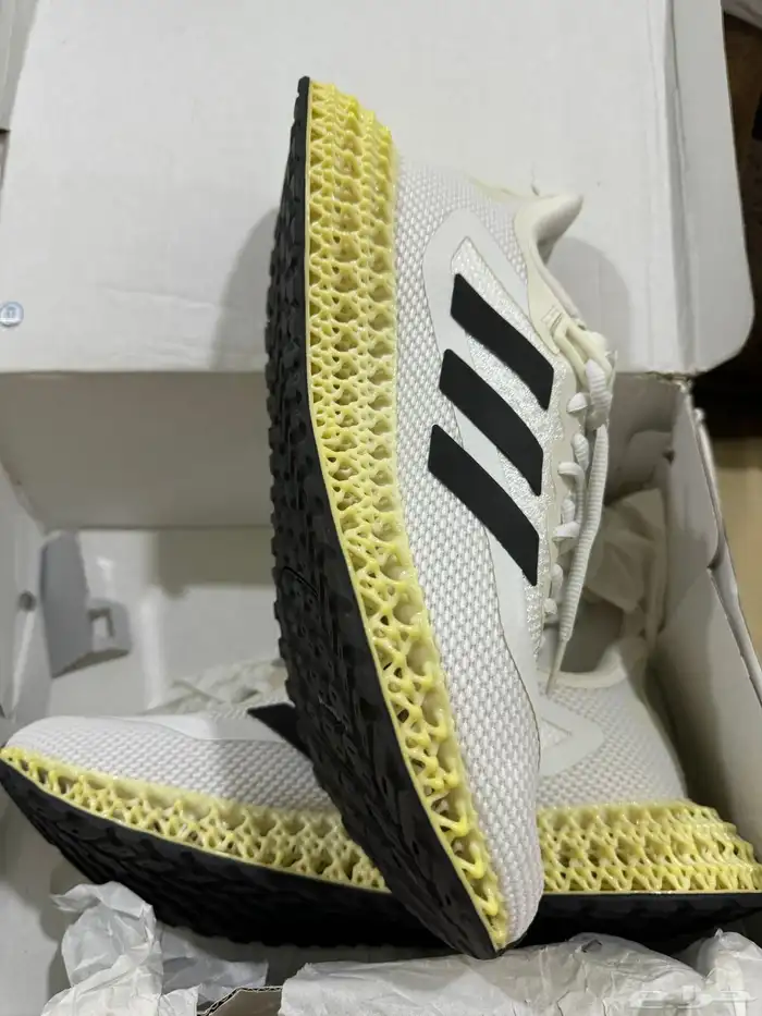 شوز اديداس اصلي وكاله مقاس 44 5 3