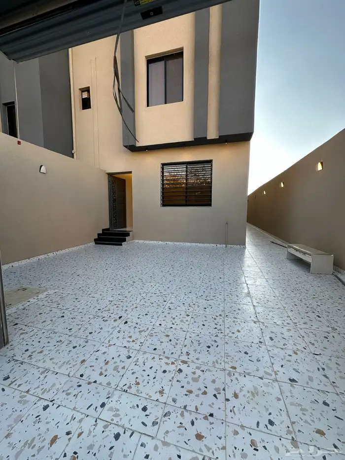 للبيع شقة دور ارضي مساحة وسيعة ب550 الف خميس مشيط 0