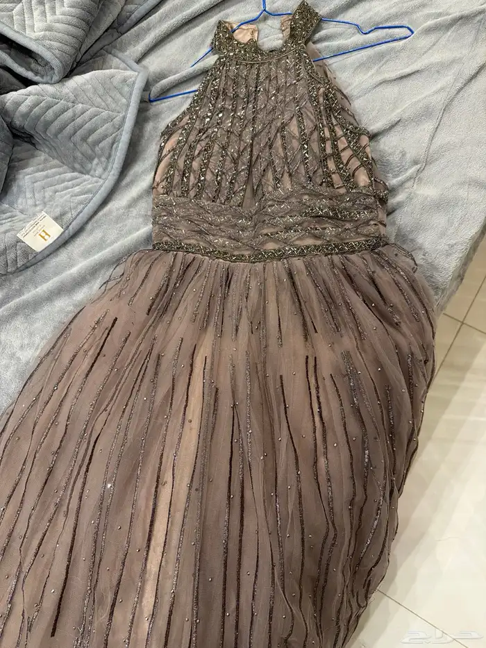 فساتين للبيع جديده استخدام كم ساعه فقط 1