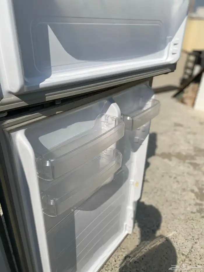 ثلاجة فريزر بحالة ممتازة جدا ولا يوجد أي مشكلة فقط الباب ح 1