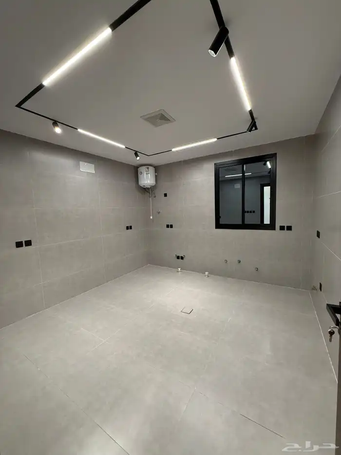 شقق علويه 6 غرف بتصميم فندقي قرب ممشي الراقي -بسعر 560الف 8