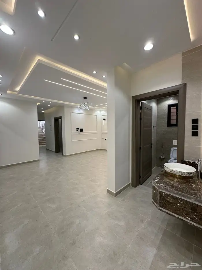 للبيع شقه دور ثاني بسطح خاص ومصعد موقع مكتمل الخدمات520الف 0