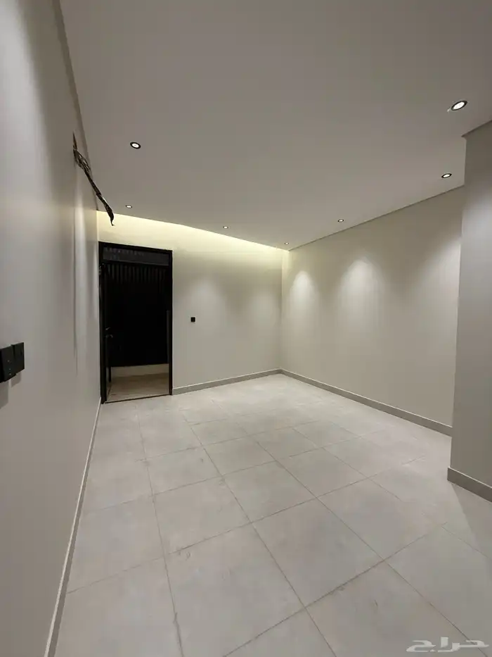 للبيع شقق ارضيه وشقق علويه ف ابها المحاله حي الزهور 22