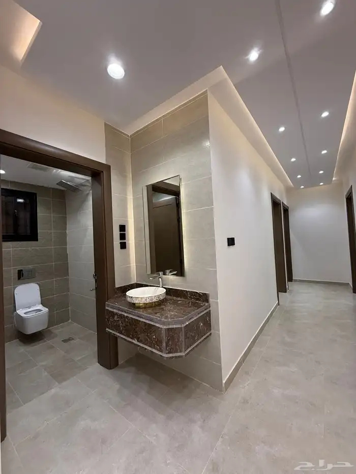 للبيع دور ثاني 6 غرف وسطح بسعر 500الف خلف العثيم بالمحالة 17