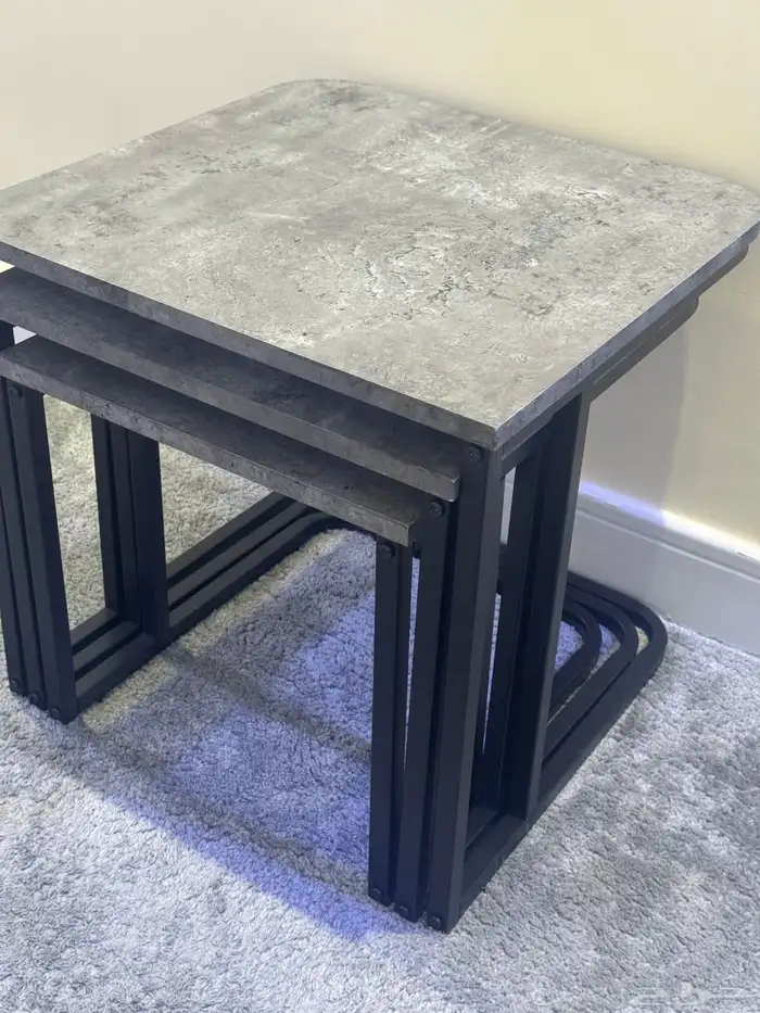 شاشة . سامسونج سعرها 200. الوطاولات جديده سعرها 300 1