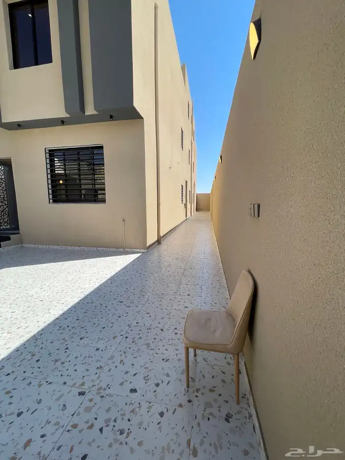 للبيع شقه دور أرضي مع حوش وسيع وبايكه خميس مشيط 1