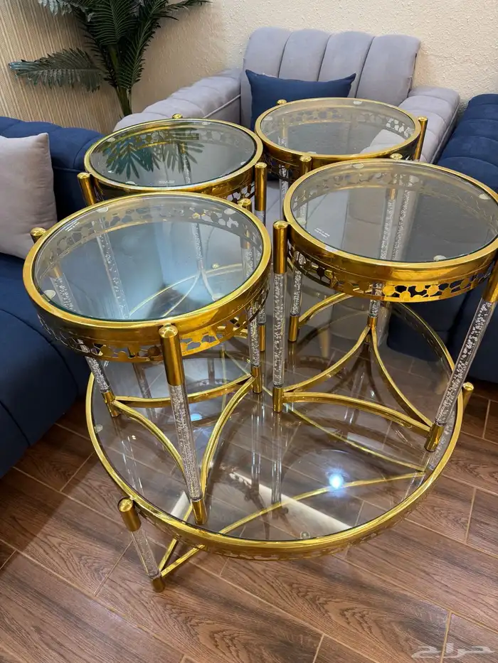 طاولة مع 4خدمات جديده خذيته من قصر البيان 0