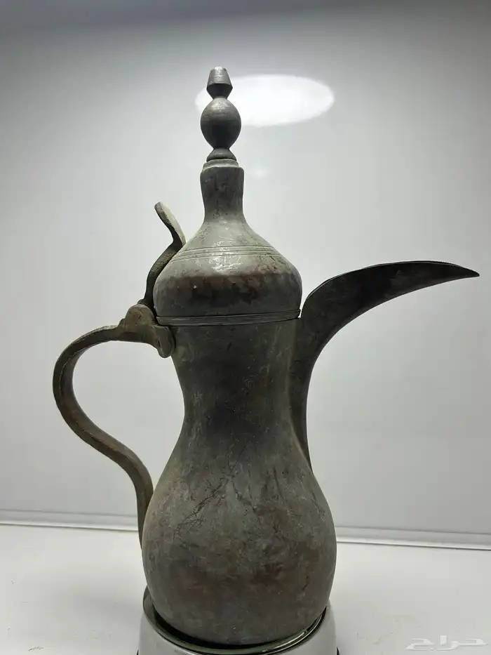 دلة قديمة عليها تاريخ 1930 0