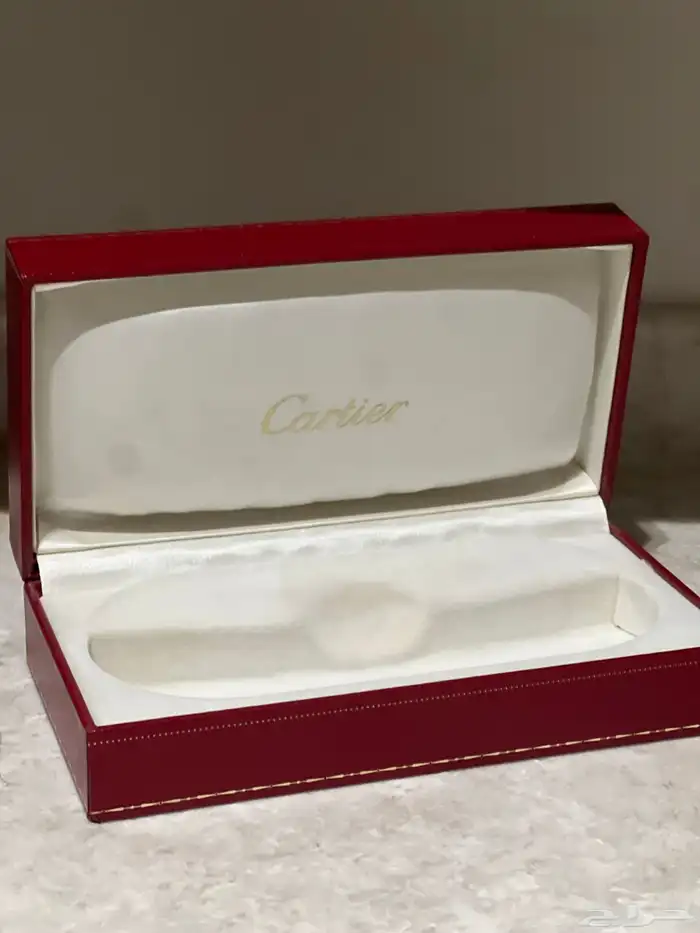 علبة نظارة كارتيه اصلي بحالة ممتازه مع الكيس كارتير سانتوس 1