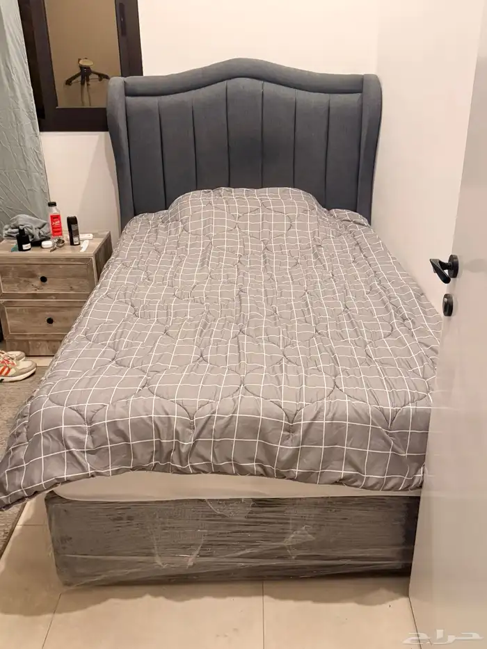 سرير 120 سم بحالة ممتازة مع مرتبة جيدة - 250 ريال 0