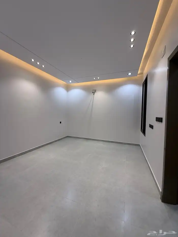 للبيع روف علوي بدرج داخلي وخارجي بخميس مشيط 650 الف فقط 17