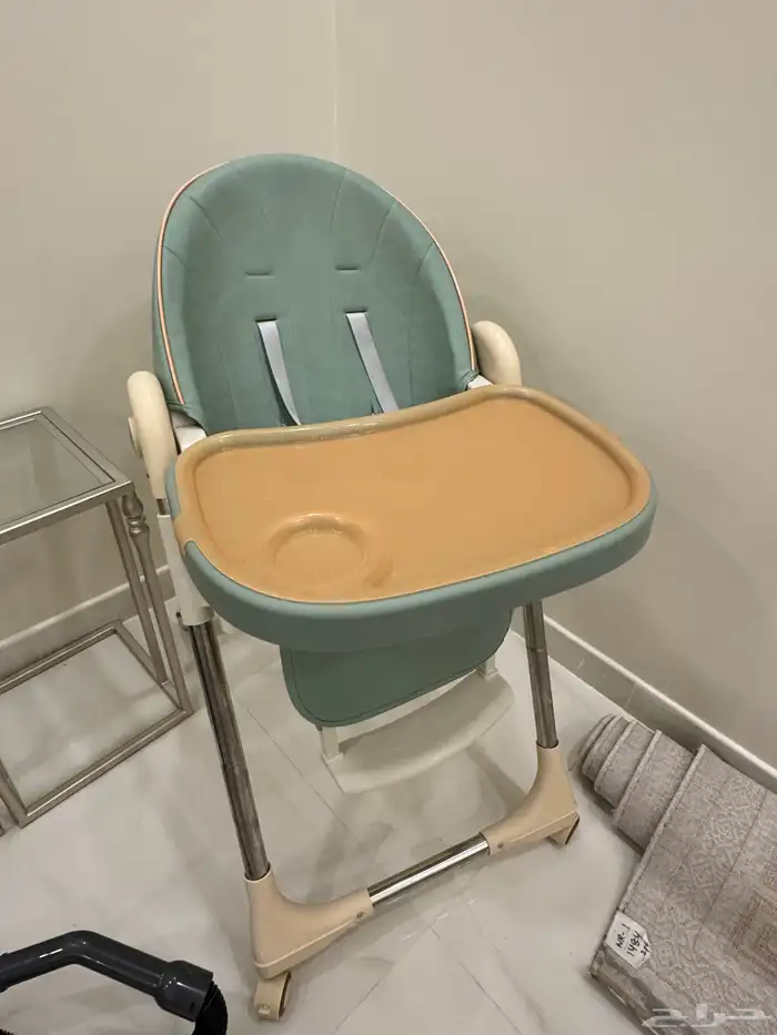 سرير اطفال و كرسي اطعام اطفال 1
