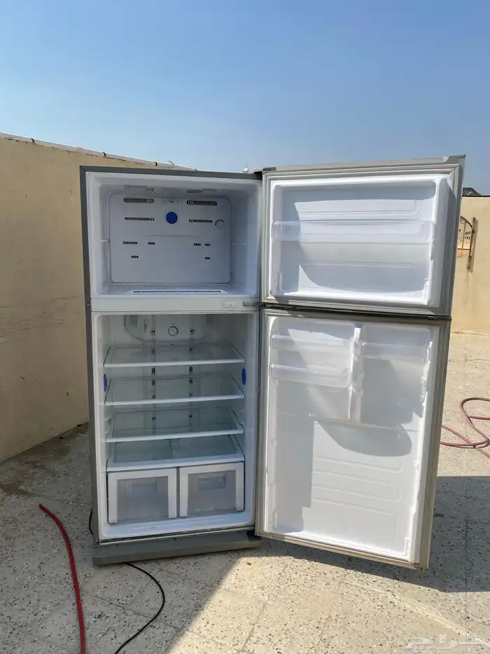 ثلاجة فريزر بحالة ممتازة جدا ولا يوجد أي مشكلة فقط الباب ح 8