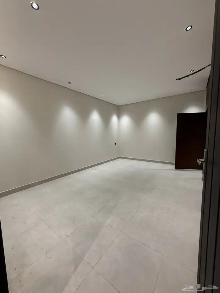 للبيع شقق ارضيه وشقق علويه ف ابها المحاله حي الزهور 4