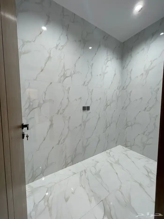 للبيع شقه دور أرضي مع حوش وسيع وبايكه خميس مشيط 10