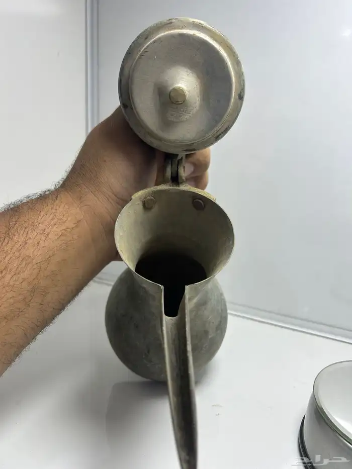 دلة قديمة عليها تاريخ 1930 4