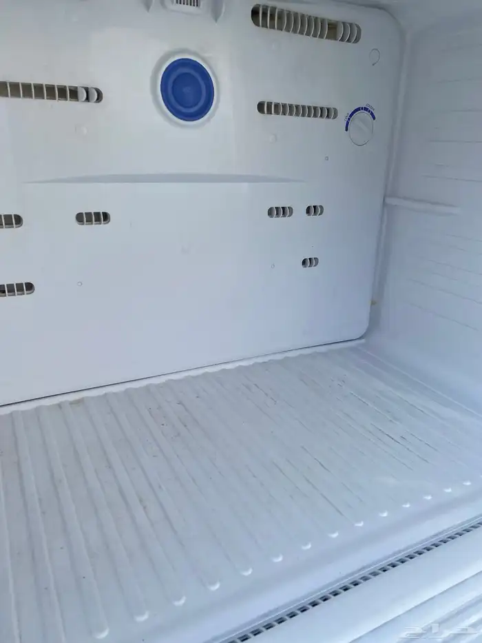 ثلاجة فريزر بحالة ممتازة جدا ولا يوجد أي مشكلة فقط الباب ح 3