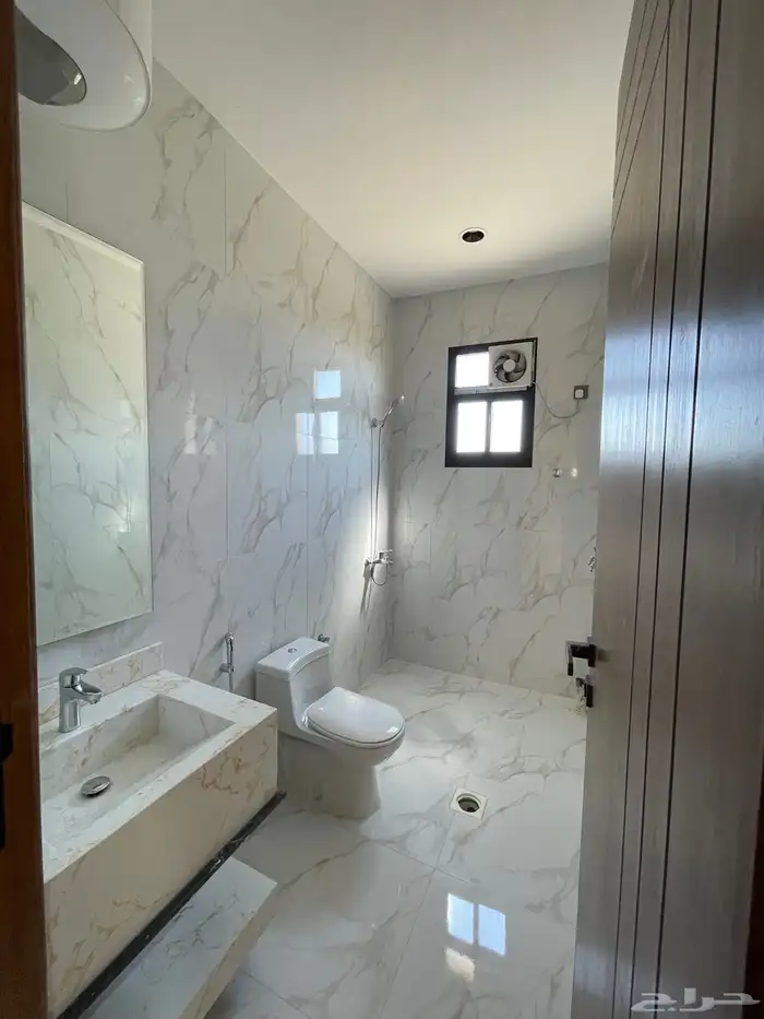 للبيع شقه دور أرضي مع حوش وسيع وبايكه خميس مشيط 15