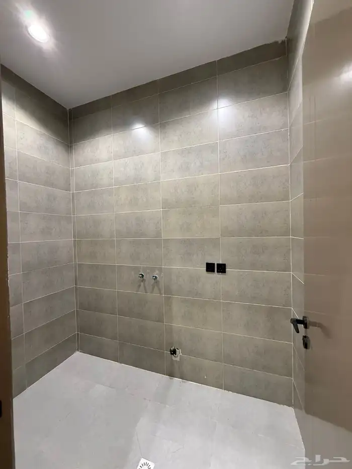 للبيع روف علوي بدرج داخلي وخارجي بخميس مشيط 650 الف فقط 16