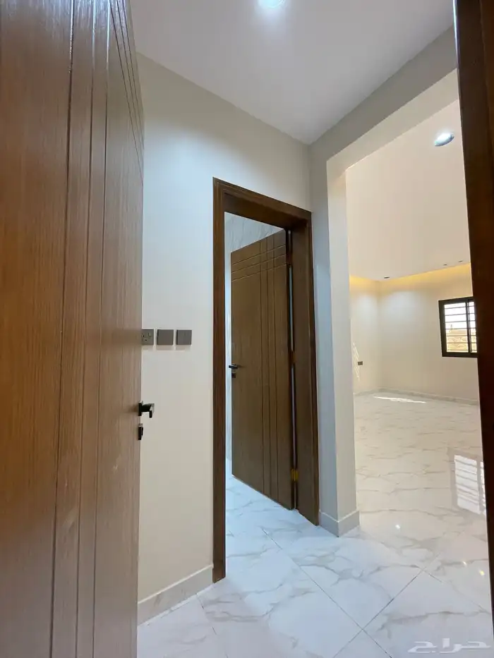 للبيع شقه دور أرضي مع حوش وسيع وبايكه خميس مشيط 18