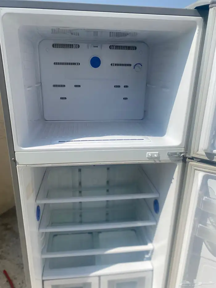 ثلاجة فريزر بحالة ممتازة جدا ولا يوجد أي مشكلة فقط الباب ح 9