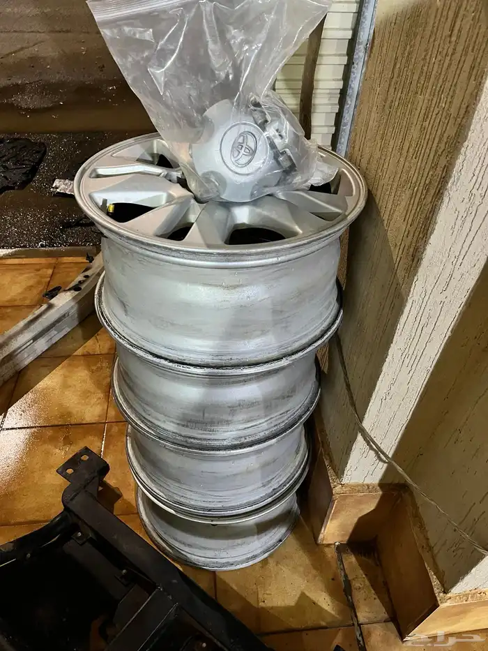 للبيع  طقم جنوط لاندكروزر أصلية وكالة 4