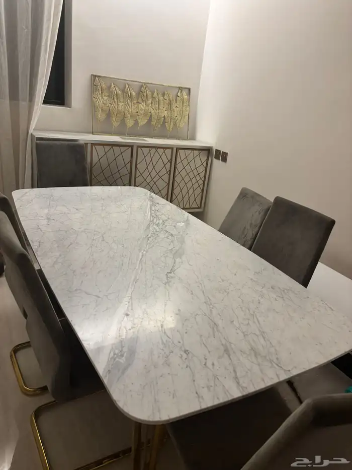 طاولة رخام مع ست كراسي ودولاب خدمه نظيفة 0