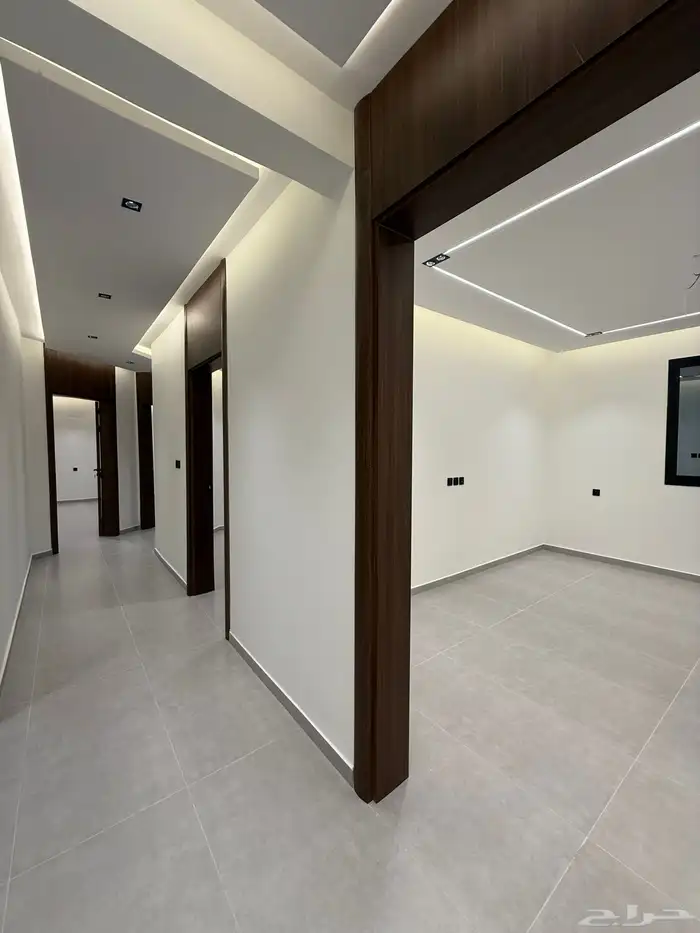 شقق علويه 6 غرف بتصميم فندقي قرب ممشي الراقي -بسعر 560الف 0