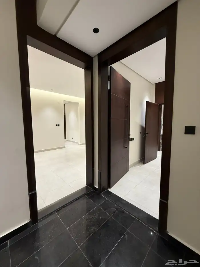 للبيع شقق ارضيه وشقق علويه ف ابها المحاله حي الزهور 21