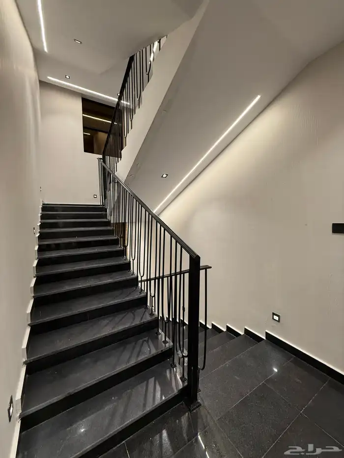 شقق علويه 6 غرف بتصميم فندقي قرب ممشي الراقي -بسعر 560الف 1