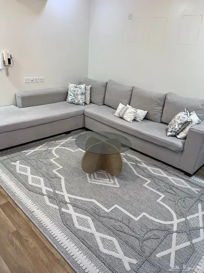 كنب L وزوليه وطاوله قهوه وطاولة تلفزيون للبيع ب 1000 2