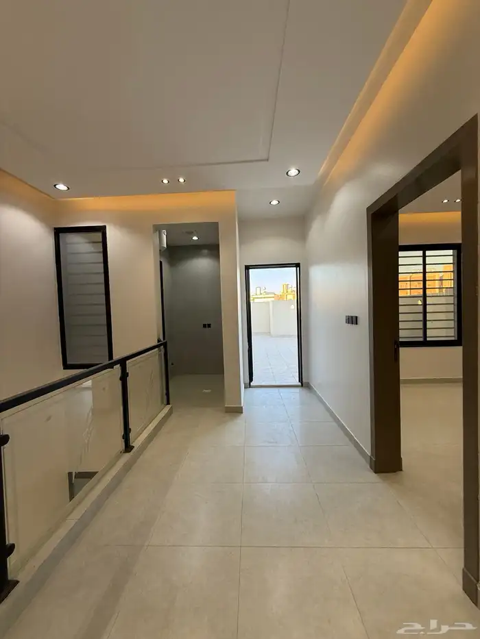 للبيع روف علوي بدرج داخلي وخارجي بخميس مشيط 650 الف فقط 27