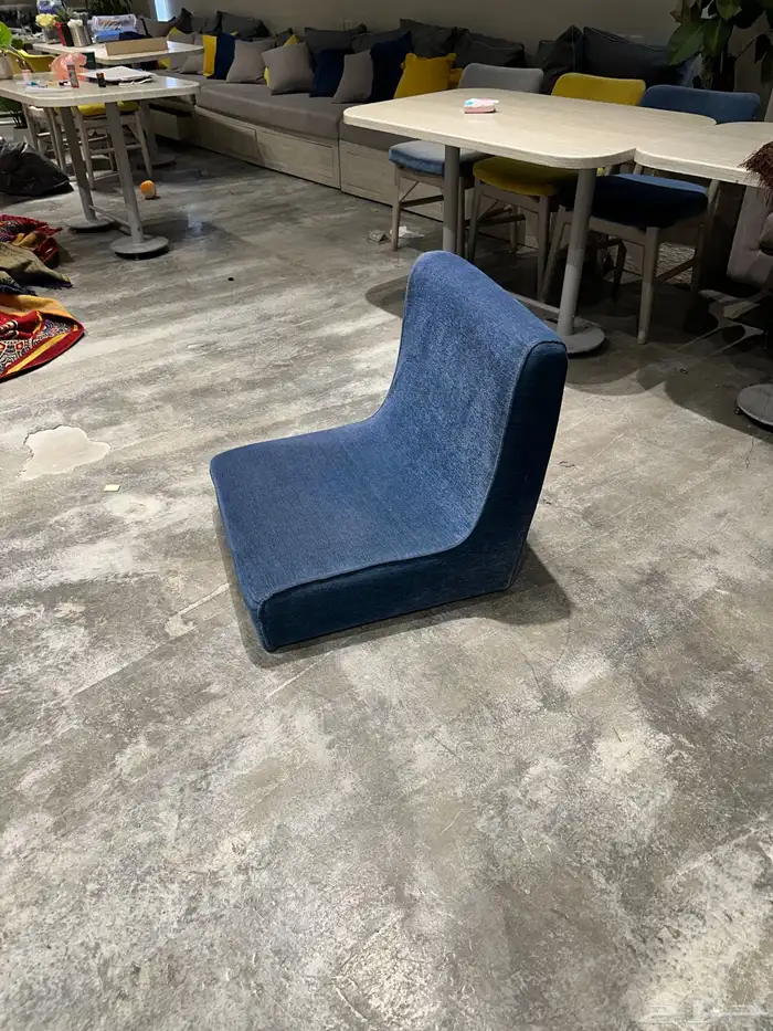 اثاث مقهى كنب وكراسي وطاولات والكثير من الاثاث 0