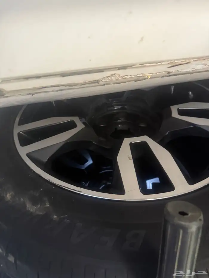 يوجد كفارات مع الجنوط مقاس 20 تاهو وتباريز تركب علي الفورد 7