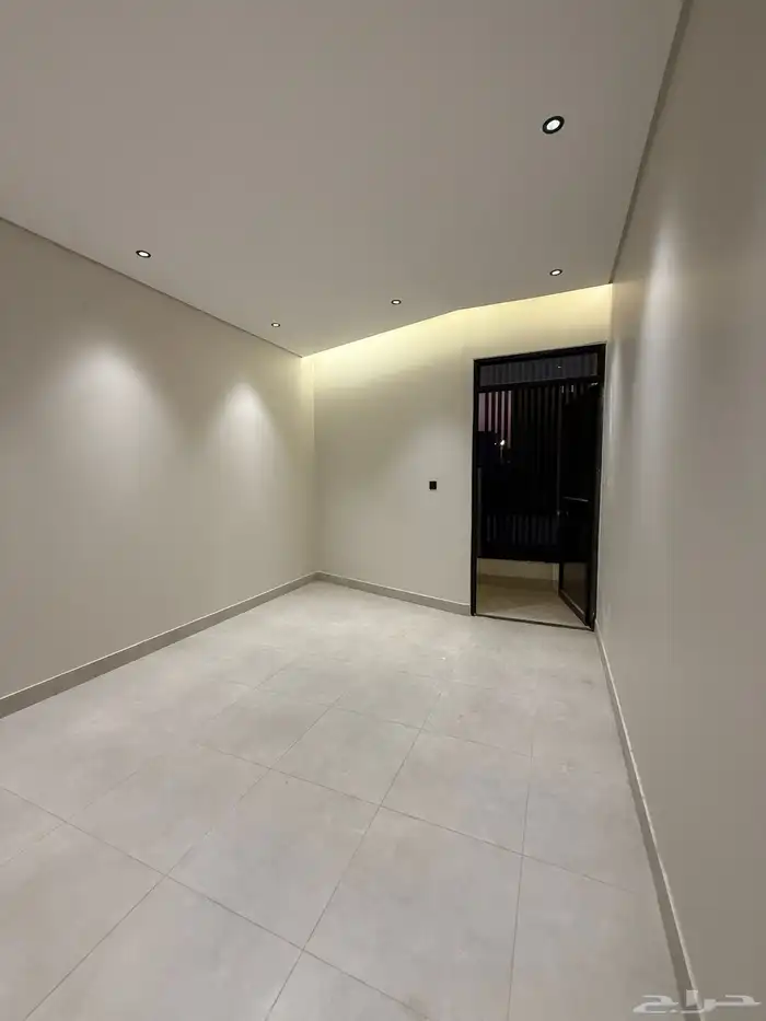 للبيع شقق ارضيه وشقق علويه ف ابها المحاله حي الزهور 24