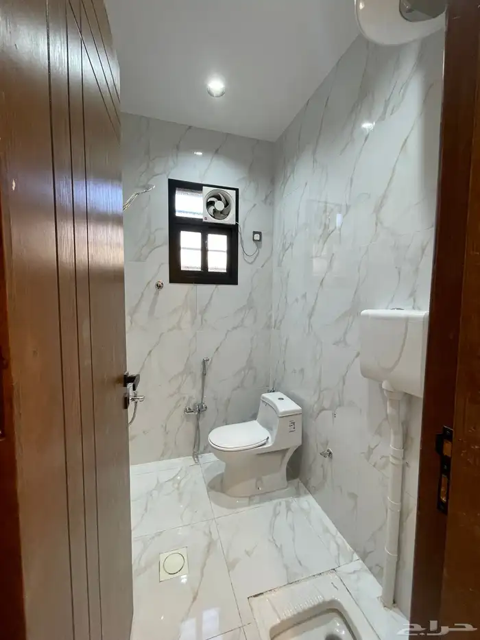 للبيع شقه دور أرضي مع حوش وسيع وبايكه خميس مشيط 5