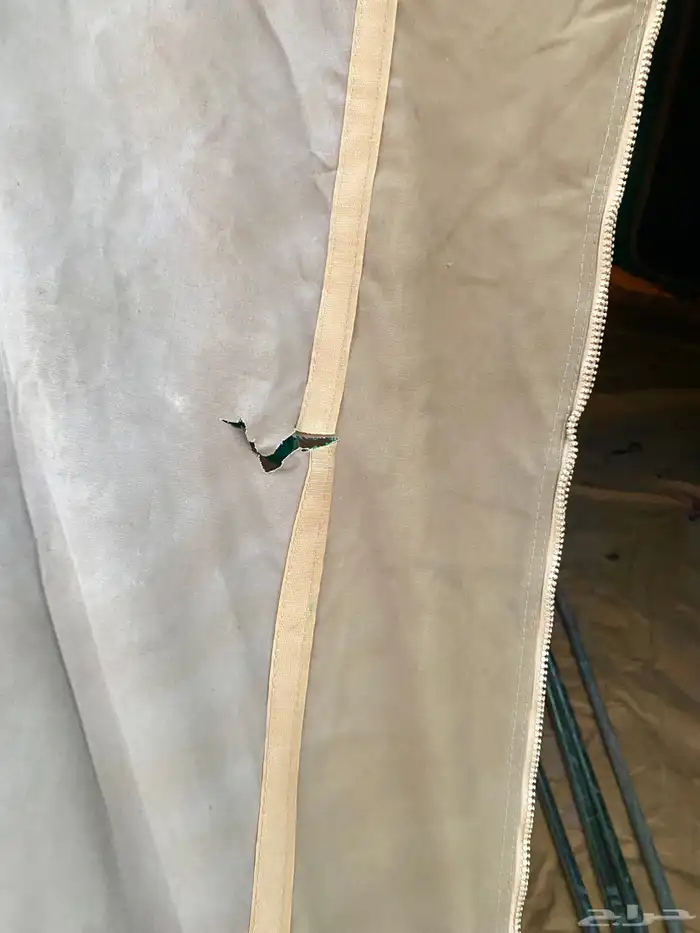 خيمه البيرق 5 في 5 نضيفه ضد الماء به شق بسيط والى يضر 4