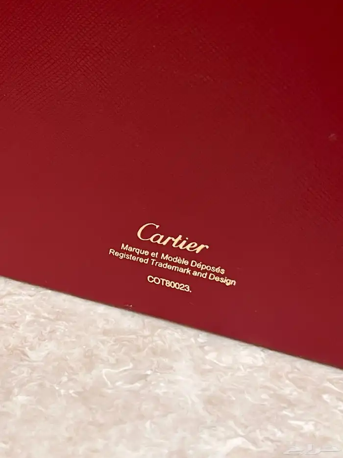 علبة نظارة كارتيه اصلي بحالة ممتازه مع الكيس كارتير سانتوس 3