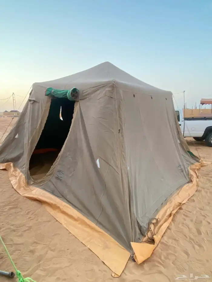 خيمه البيرق 5 في 5 نضيفه ضد الماء به شق بسيط والى يضر 2