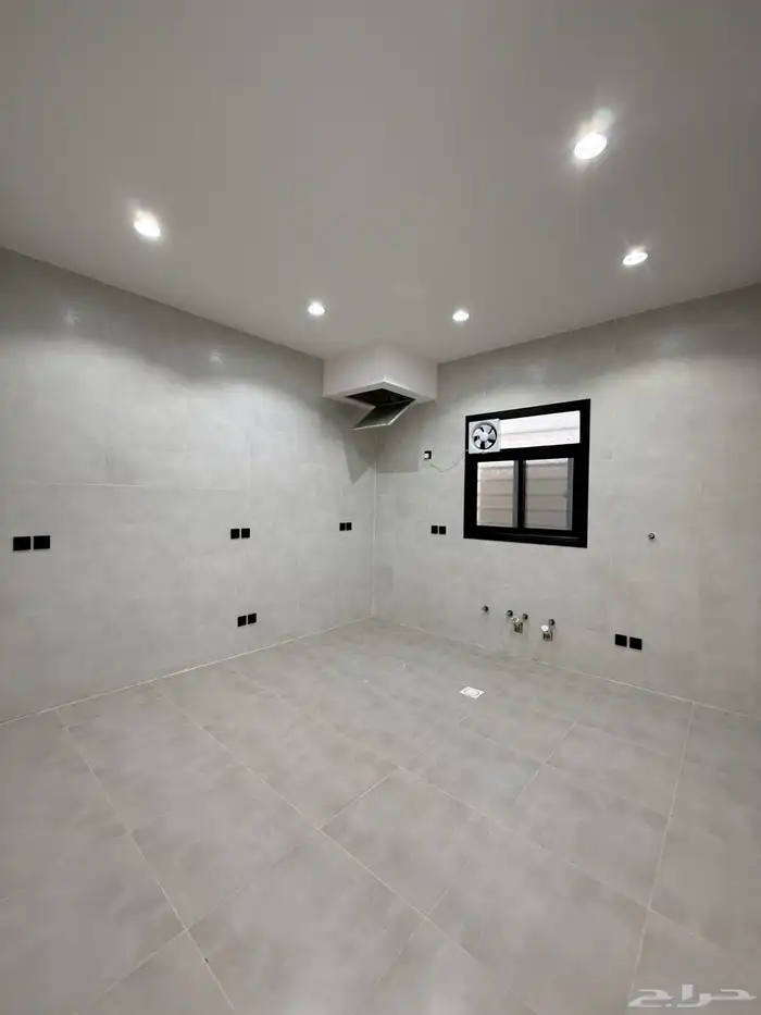 للبيع شقق ارضيه وعلويه بسعر صيدة ع برحه وسيعه بشمال الخميس 10